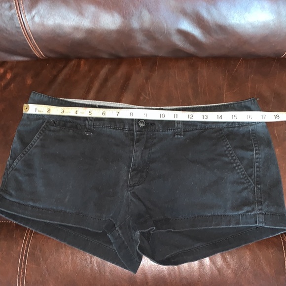 American Eagle stretchy fit black shorts Size 6 - Picture 4 of 7
